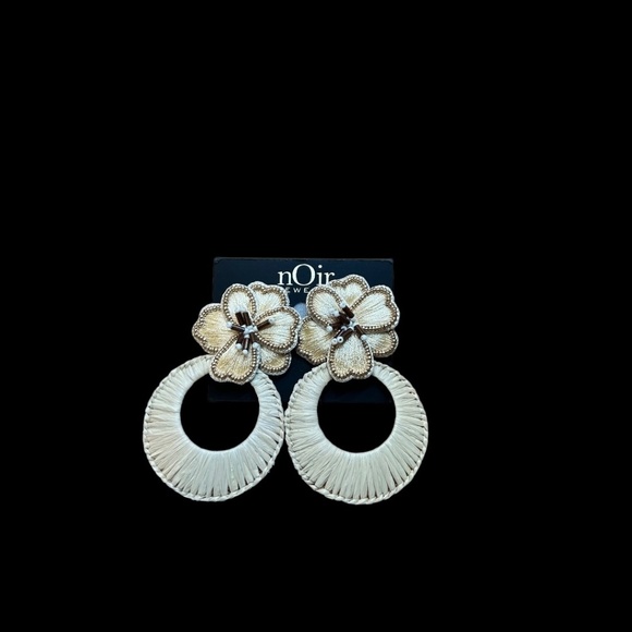 Noir Cream Flower Earrings - Picture 2 of 9